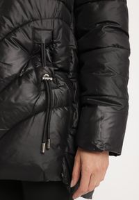 Born2be - Czarna Pikowana Kurtka o Trapezowym Kroju z Kapturem i Odpinanym Futerkiem Deolaine. Okazja: na co dzień. Typ kołnierza: kaptur. Kolor: czarny. Materiał: futro. Długość rękawa: długi rękaw. Długość: długie. Styl: casual, elegancki #5