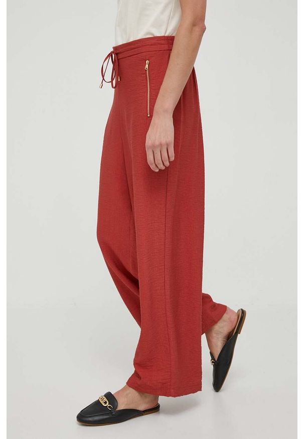 DKNY - Dkny spodnie damskie kolor bordowy proste high waist. Okazja: na co dzień. Stan: podwyższony. Kolor: czerwony. Materiał: tkanina. Styl: casual
