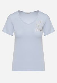 Born2be - Jasnoniebieski T-shirt Koszulka z Trójkątnym Dekoltem z Bawełny Ozdobiona Nadrukiem Elanoa. Okazja: na co dzień. Kolor: niebieski. Materiał: bawełna. Wzór: aplikacja, nadruk. Styl: elegancki, casual