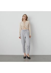 Reserved - Gładkie joggery - Jasny szary. Kolor: szary. Wzór: gładki #1