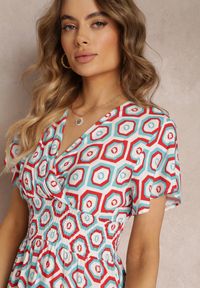 Renee - Czerwona Kopertowa Sukienka Mini z Gumką w Talii z Wiskozy Samata. Kolor: czerwony. Materiał: wiskoza. Długość rękawa: krótki rękaw. Sezon: lato, wiosna. Typ sukienki: kopertowe. Długość: mini #3