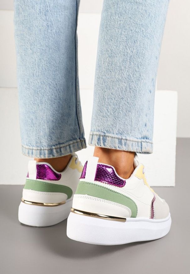 Born2be - Biało-Zielone Sneakersy Ozdobione Metalicznymi Wstawkami Delarila. Okazja: na co dzień. Nosek buta: okrągły. Zapięcie: sznurówki. Kolor: biały. Materiał: jeans. Wzór: aplikacja. Sezon: lato, wiosna