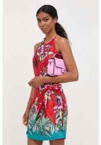 Guess sukienka kolor czerwony midi rozkloszowana. Kolor: czerwony. Materiał: tkanina, satyna, materiał. Długość rękawa: na ramiączkach. Wzór: ze splotem. Typ sukienki: rozkloszowane. Styl: klasyczny. Długość: midi #1