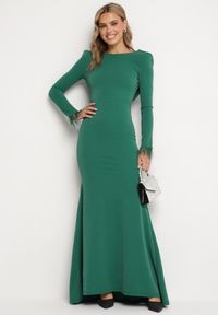 Born2be - Ciemnozielona Taliowana Sukienka z Długim Rękawem z Piórami i Odkrytymi Plecami Emelira. Kolor: zielony. Materiał: skóra. Długość rękawa: długi rękaw. Wzór: aplikacja. Styl: elegancki #1