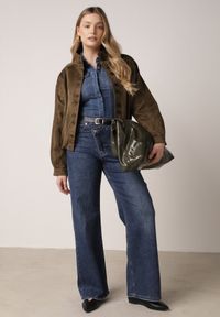 Born2be - Ciemnobeżowa Kurtka w Stylu Bomberki z Ozdobnymi Guzikami Polimi. Okazja: na co dzień. Kolor: beżowy. Materiał: jeans. Styl: casual #5