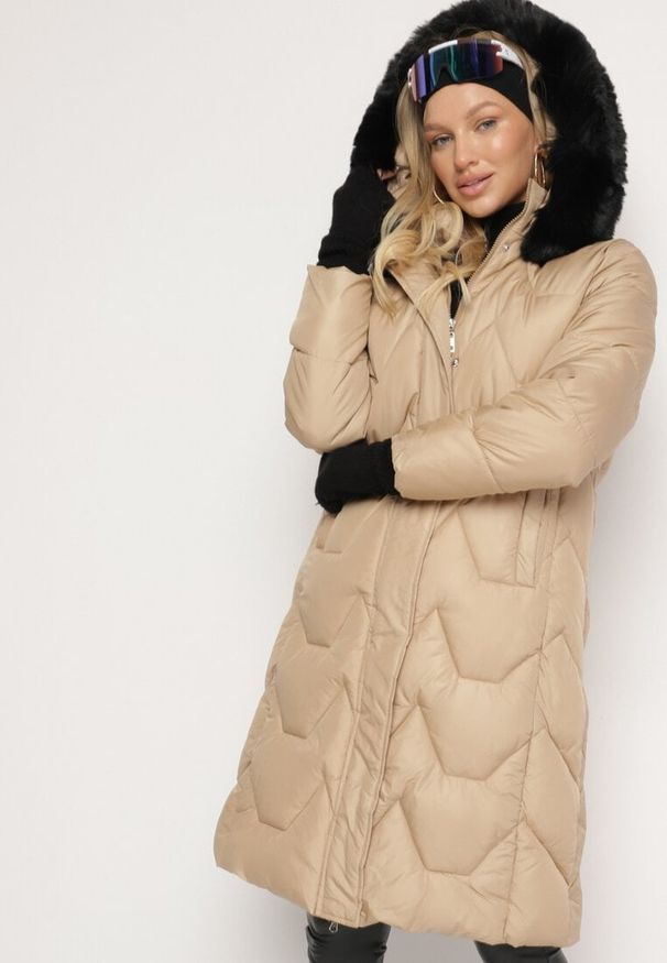 Born2be - Beżowa Pikowana Kurtka o Długim Kroju z Kapturem Kieszeniami i Odpinanym Futerkiem Liliraeth. Okazja: na spacer, na co dzień. Typ kołnierza: kaptur. Kolor: beżowy. Materiał: futro. Długość rękawa: długi rękaw. Długość: długie. Wzór: aplikacja. Styl: casual, elegancki