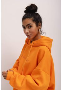 Marsala - Bluza z kapturem oraz HAFTEM w kolorze EXOTIC ORANGE- GARSON. Typ kołnierza: kaptur. Materiał: dzianina, dresówka, poliester, jeans, materiał, bawełna. Wzór: haft. Styl: sportowy #1