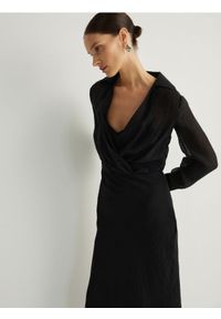 Reserved - Sukienka z efektem gniecenia - czarny. Kolor: czarny. Materiał: tkanina. Wzór: gładki. Styl: klasyczny #1
