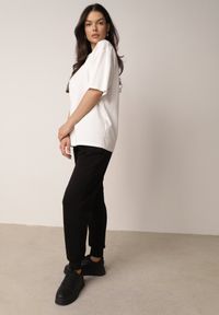 Born2be - Czarne Spodnie Dresowe Joggery z Wysokim Stanem i Ściągaczami przy Kostkach Janlea. Okazja: do domu, na co dzień, na spacer. Stan: podwyższony. Kolor: czarny. Materiał: dresówka. Długość: krótkie. Styl: sportowy, klasyczny, casual #3