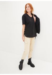 bonprix - Szeroki T-shirt z bawełny organicznej. Typ kołnierza: dekolt w serek. Kolor: czarny. Materiał: bawełna #2