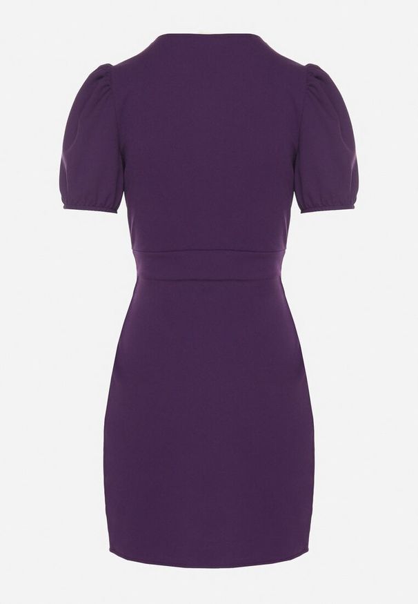 Born2be - Fioletowa Dopasowana Sukienka Ozdobiona Marszczeniem Iffovia. Okazja: na imprezę. Kolor: fioletowy. Wzór: aplikacja. Styl: elegancki, klasyczny