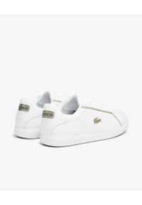 Lacoste - LACOSTE - Białe sneakersy z metalowym logo Graduate. Okazja: na co dzień. Nosek buta: okrągły. Zapięcie: sznurówki. Kolor: biały. Materiał: jeans, guma. Wzór: aplikacja, nadruk #5