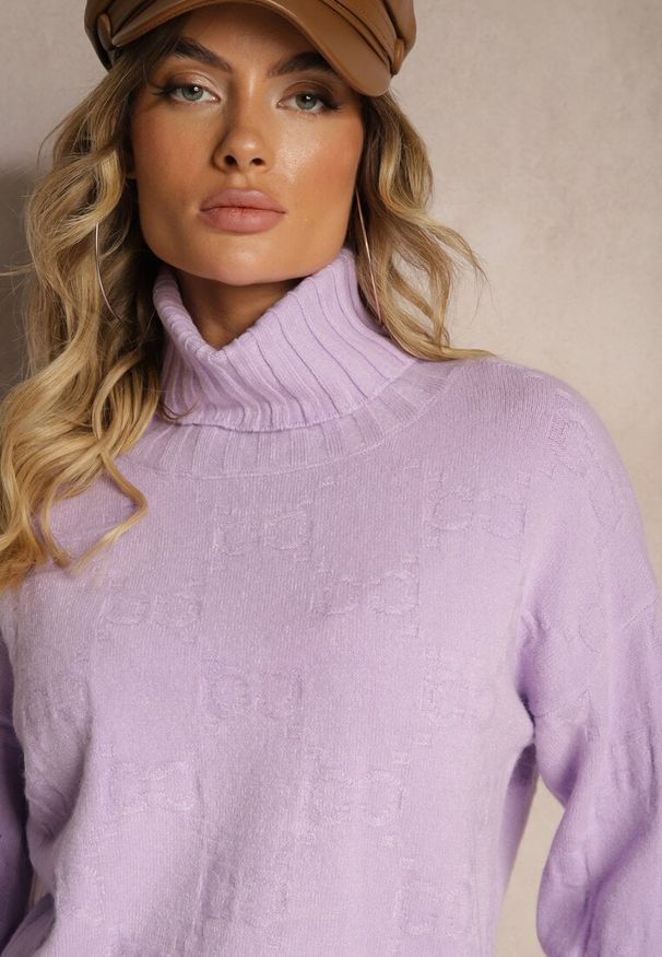 Renee - Fioletowy Golf o Klasycznym Kroju Savelle. Okazja: na co dzień. Typ kołnierza: golf. Kolor: fioletowy. Materiał: jeans. Długość rękawa: długi rękaw. Długość: długie. Styl: klasyczny
