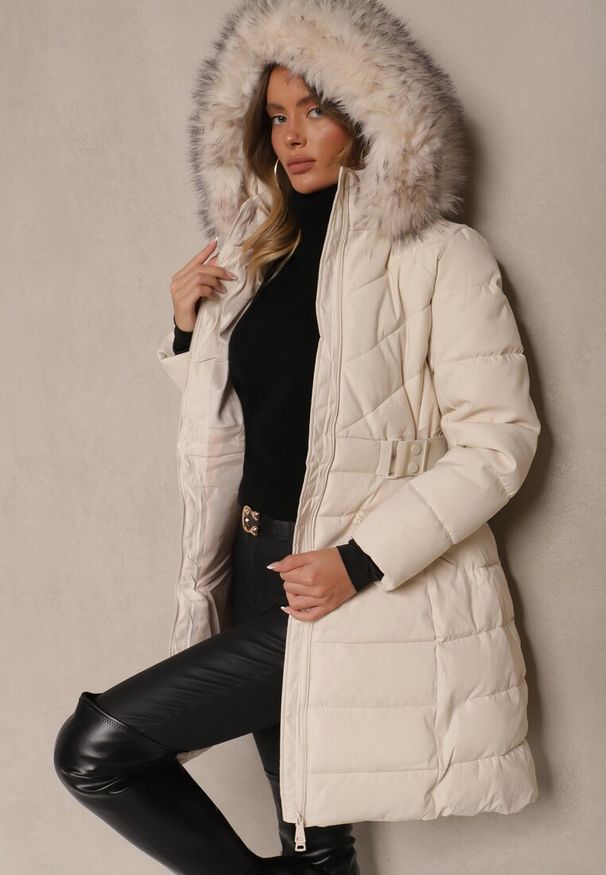 Renee - Jasnobeżowa Pikowana Kurtka Zdobiona Elastycznym Paskiem i Dwustronnym Suwakiem Innarelle. Kolor: beżowy. Materiał: jeans, materiał. Wzór: aplikacja. Styl: elegancki