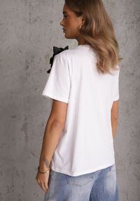 Renee - Biało-Czarny Bawełniany T-shirt o Klasycznym Kroju z Kwiatowymi Aplikacjami 3D Morgane. Okazja: do pracy. Kolor: biały. Materiał: bawełna. Wzór: aplikacja, kwiaty. Styl: klasyczny #8