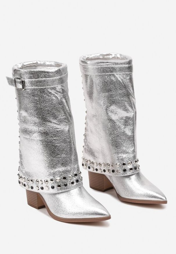 Born2be - Srebrne Kozaki w Stylu Kowbojek na Obcasie z Wywiniętą Cholewką Klamrą i Ćwiekami Izaniel. Okazja: na co dzień. Zapięcie: klamry. Kolor: srebrny. Szerokość cholewki: normalna. Wzór: aplikacja. Materiał: jeans. Sezon: wiosna. Obcas: na obcasie. Styl: casual, rockowy, elegancki. Wysokość obcasa: średni