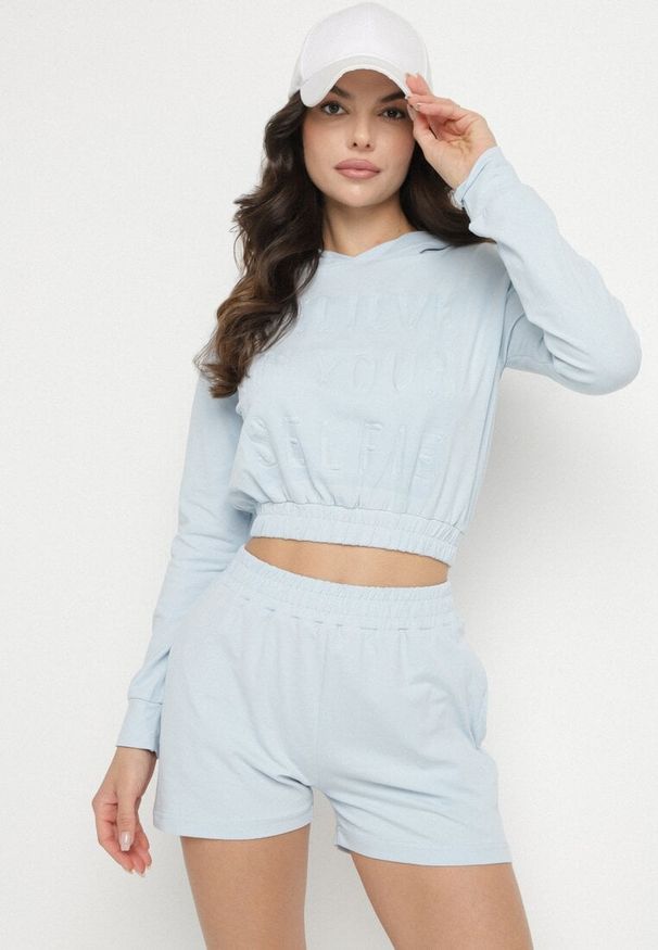 Born2be - Jasnoniebieski Bawełniany Komplet Sportowy Bluza z Kapturem i Szorty Izilia. Kolor: niebieski. Materiał: bawełna