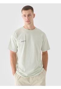 4f - T-shirt oversize z nadrukiem męski - turkusowy. Okazja: na co dzień. Kolor: turkusowy. Materiał: jersey, dzianina, bawełna. Długość rękawa: krótki rękaw. Długość: krótkie. Wzór: nadruk. Styl: sportowy, casual, klasyczny