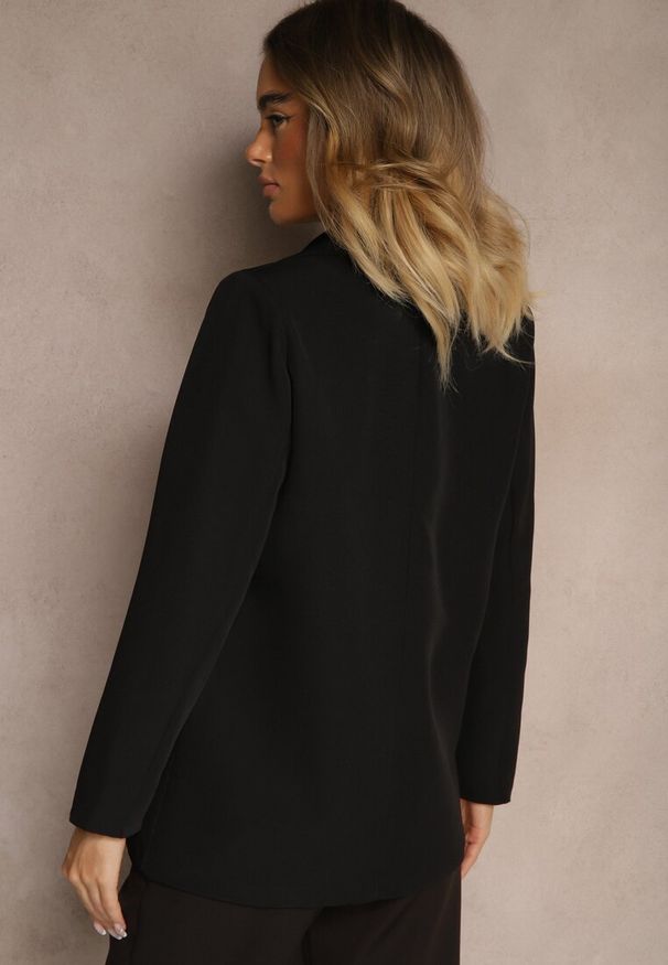 Renee - Czarna Marynarka z Imitacją Kieszeni i Usztywnioną Linią Ramion Vivissea. Okazja: na co dzień, na spotkanie biznesowe. Kolor: czarny. Materiał: jeans. Wzór: aplikacja. Styl: klasyczny, casual, biznesowy, elegancki