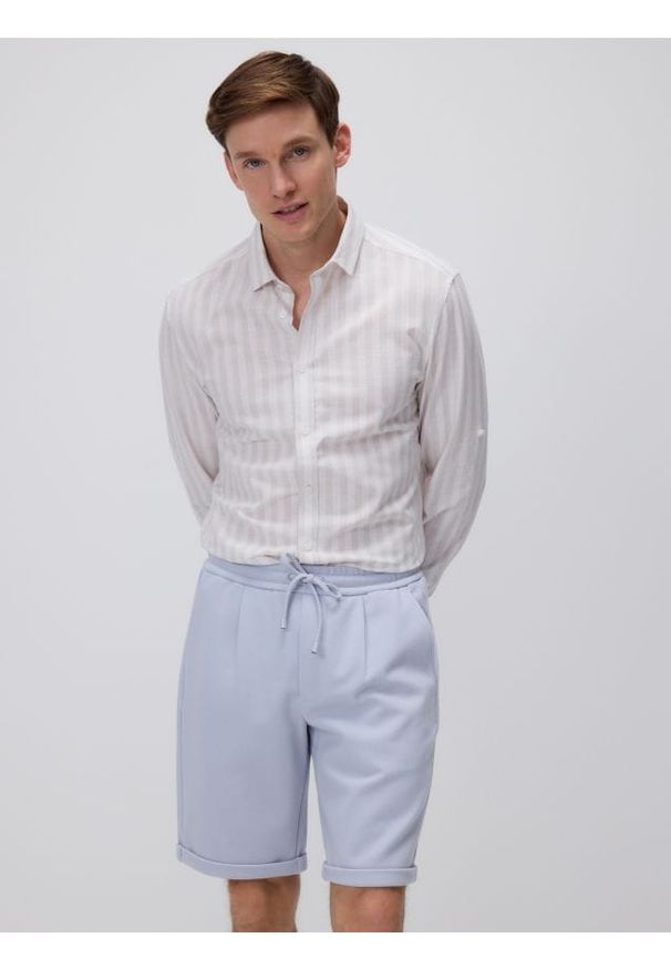 Reserved - Szorty regular fit - jasnoniebieski. Kolor: niebieski. Materiał: bawełna, dzianina