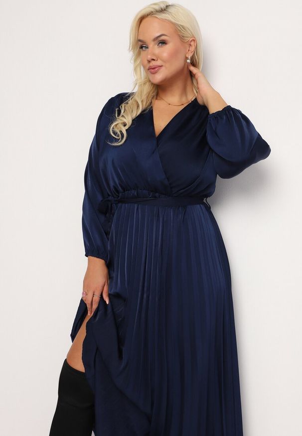 Born2be - Granatowa Sukienka Maxi z Gumką w Pasie i Kopertowym Dekolcie Bertrama. Typ kołnierza: dekolt kopertowy. Kolor: niebieski. Materiał: materiał. Typ sukienki: kopertowe. Długość: maxi