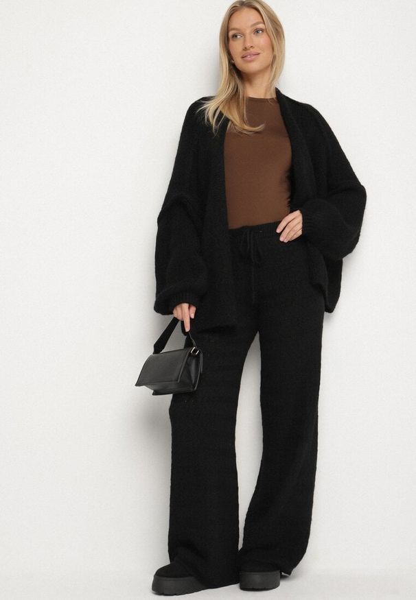 Born2be - Czarne Dzianinowe Spodnie o Szerokim Kroju z Domieszką Wełny i Wiskozy Tiemella. Okazja: na co dzień. Kolor: czarny. Materiał: dzianina, wełna, wiskoza. Styl: casual, sportowy