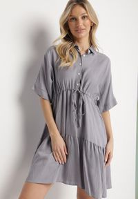 Born2be - Szara Sukienka Koszulowa z Wiskozy z Kołnierzykiem i Wiązaniem Nanieria. Okazja: na co dzień. Kolor: szary. Materiał: wiskoza. Długość rękawa: krótki rękaw. Typ sukienki: koszulowe. Styl: boho, casual #3