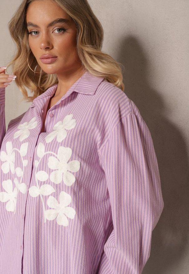 Renee - Różowa Koszula z Bawełny we Wzór w Paski z Kwiatowymi Naszywkami Leallira. Okazja: na co dzień. Kolor: różowy. Materiał: bawełna. Wzór: aplikacja, paski, kwiaty. Styl: klasyczny, elegancki, casual