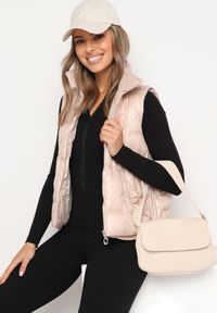 Born2be - Jasnobeżowa Pikowana Kamizelka ze Stójką i Troczkami Terilanna. Typ kołnierza: kołnierzyk stójkowy. Kolor: beżowy. Materiał: jeans. Styl: elegancki #3