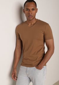 Born2be - Brązowa Koszulka T-shirt z Bawełny z Dekoltem w Serek Rionisse. Okazja: do domu, do pracy. Typ kołnierza: dekolt w serek. Kolor: brązowy. Materiał: bawełna. Styl: klasyczny, elegancki #1