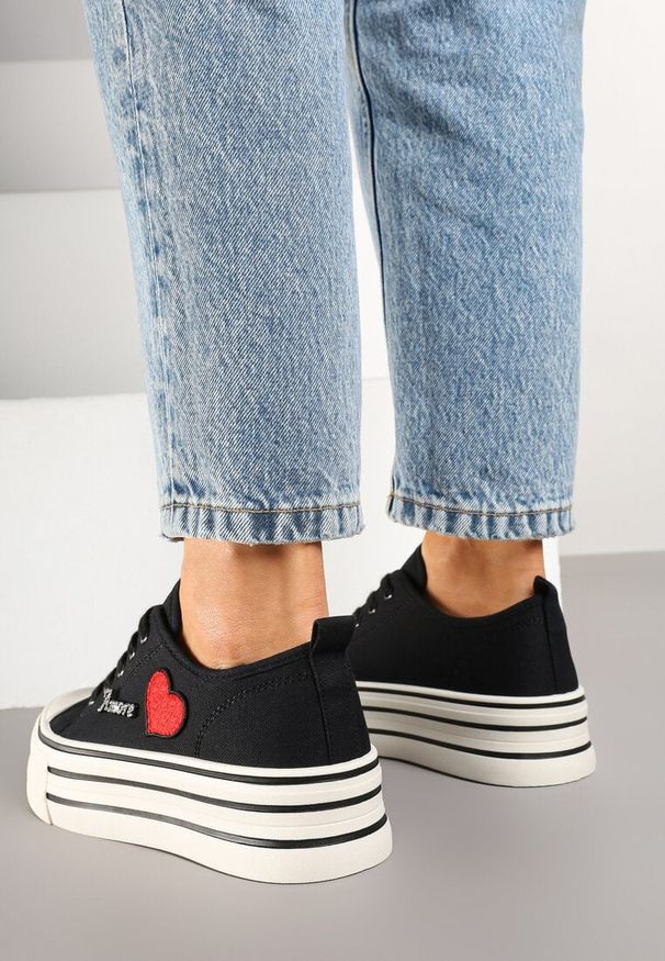 Born2be - Czarne Trampki na Platformie z Ozdobnym Napisem i Aplikacją Efena. Okazja: na co dzień. Kolor: czarny. Materiał: jeans. Wzór: aplikacja, napisy. Obcas: na platformie. Styl: casual, elegancki