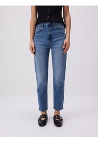 Reserved - Jeansy mom fit slim - niebieski. Stan: podwyższony. Kolor: niebieski #1