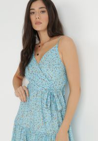Born2be - Niebieska Sukienka z Wiskozy Eudaia. Typ kołnierza: dekolt kopertowy. Kolor: niebieski. Wzór: aplikacja, kwiaty. Typ sukienki: kopertowe, rozkloszowane. Materiał: wiskoza. Długość rękawa: na ramiączkach. Sezon: lato. Styl: wakacyjny. Długość: mini #2