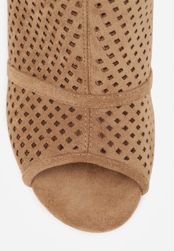 Born2be - Ciemnobeżowe Ażurowe Sandały Vices na Obcasie Felileva. Okazja: na spotkanie biznesowe. Nosek buta: otwarty. Kolor: beżowy. Wzór: ażurowy. Sezon: lato. Obcas: na obcasie. Styl: biznesowy, klasyczny. Wysokość obcasa: średni