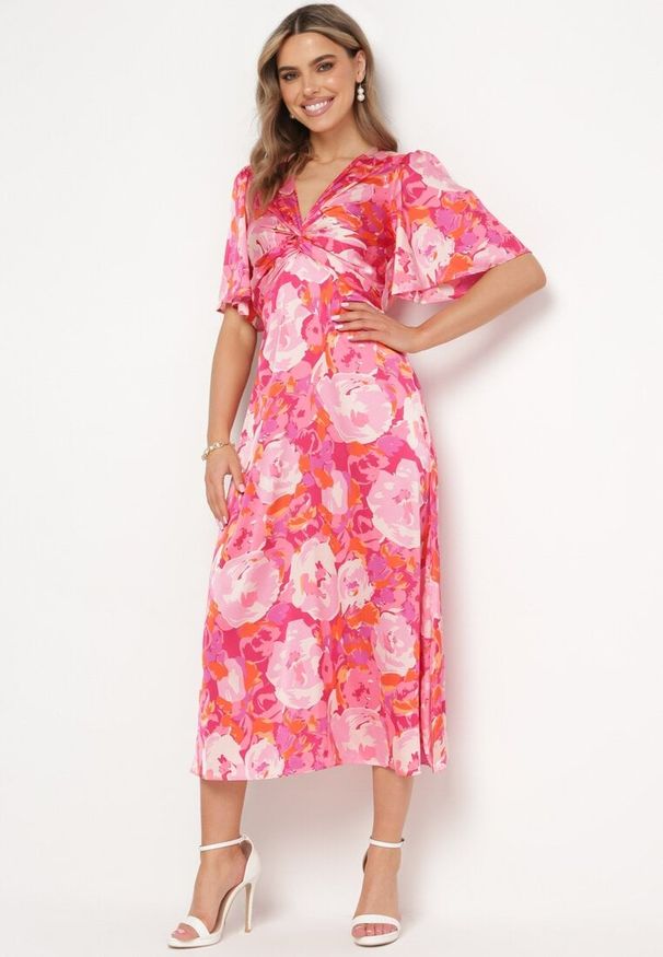 Born2be - Różowa Rozkloszowana Sukienka z Marszczonym Dekoltem i Gumką w Pasie Ozdobiona Rozcięciami Balpia. Okazja: na co dzień. Kolor: różowy. Długość rękawa: krótki rękaw. Wzór: aplikacja. Typ sukienki: proste. Styl: casual, elegancki