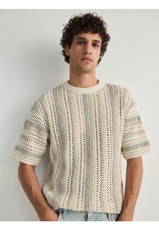 Reserved - Sweter ze strukturalnej dzianiny - wielobarwny. Materiał: dzianina