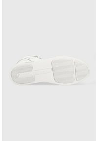 Armani Exchange sneakersy skórzane kolor biały. Nosek buta: okrągły. Zapięcie: sznurówki. Kolor: biały. Materiał: skóra. Szerokość cholewki: normalna