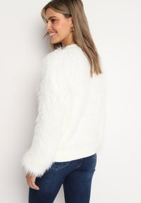 Born2be - Biały Sweter z Długim Włosiem i Dodatkiem Wełny Merithina. Kolor: biały. Materiał: wełna. Długość: długie. Styl: klasyczny, elegancki