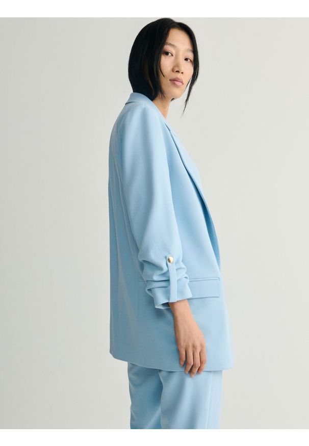 Reserved - Marynarka z podwiniętym rękawem - jasnoniebieski. Kolor: niebieski. Materiał: dzianina. Wzór: gładki