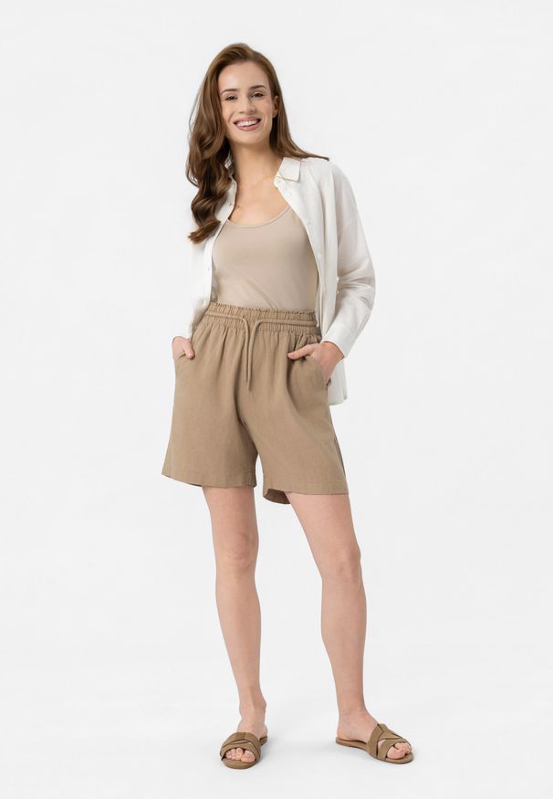 Volcano - Szorty z lnem P-MEDIA. Okazja: na spacer, na plażę. Kolor: beżowy. Materiał: len. Długość: krótkie. Wzór: paski. Styl: elegancki, wakacyjny