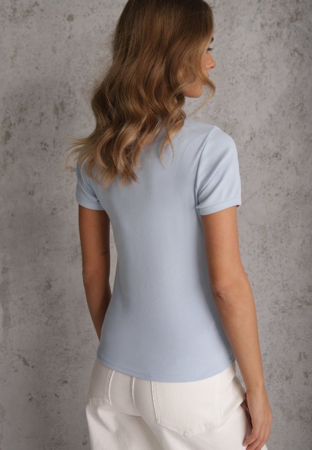 Renee - Jasnoniebieski Bawełniany T-shirt o Dopasowanym Kroju z Prążkowanego Materiału Lailya. Kolor: niebieski. Materiał: prążkowany, materiał, bawełna. Styl: elegancki