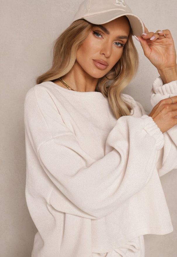 Renee - Jasnobeżowy Basicowy Komplet Szorty i Bluza Novirissa. Kolor: beżowy. Materiał: tkanina