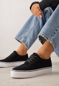 Born2be - Czarne Klasyczne Tenisówki z Ozdobnym Paskiem przy Podeszwie Ranora. Zapięcie: pasek. Kolor: czarny. Materiał: jeans, dresówka. Szerokość cholewki: normalna. Wzór: gładki. Styl: klasyczny #2