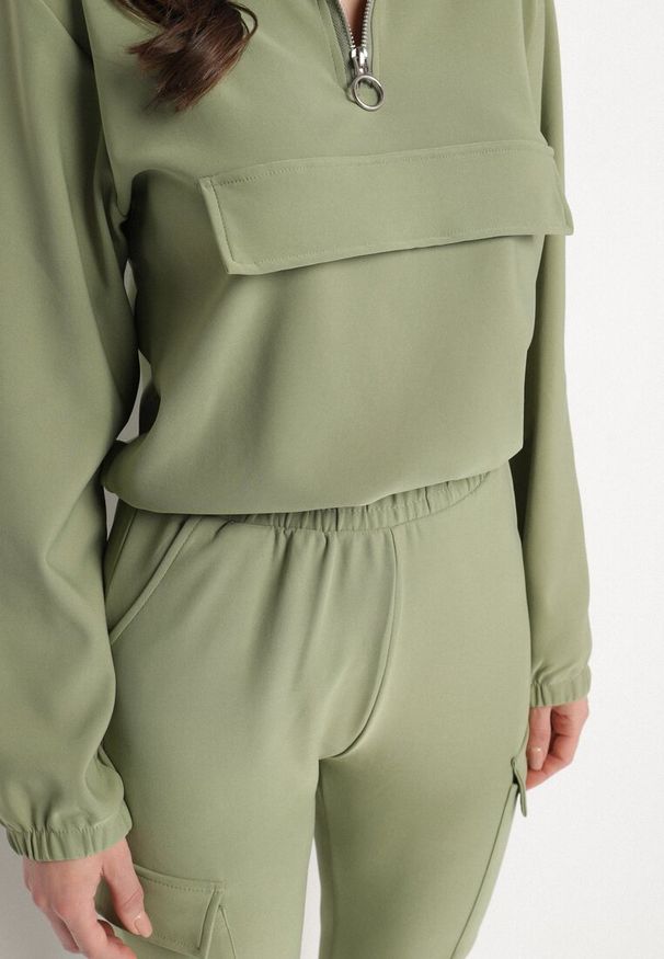Born2be - Zielony Komplet Dresowy Bluza przez Głowę i Spodnie Typu Cargo Taiviana. Kolor: zielony. Materiał: dresówka