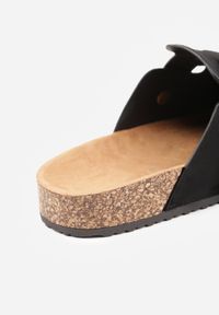 Born2be - Czarne Klapki w Stylu Chodaków na Korkowej Podeszwie z Klamrą Saleilla. Okazja: na co dzień. Kolor: czarny. Materiał: jeans. Sezon: lato. Styl: klasyczny, casual #3