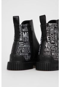 Love Moschino Botki damskie kolor czarny na płaskim obcasie. Nosek buta: okrągły. Kolor: czarny. Materiał: guma. Obcas: na obcasie. Wysokość obcasa: niski #4