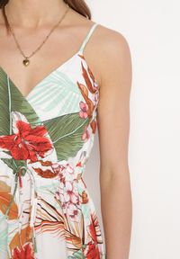 Born2be - Biało-Zielona Sukienka z Wiskozy o Rozkloszowanym Kroju i Kopertowym Dekolcie na Ramiączkach Gilinestia. Okazja: na co dzień. Kolor: biały. Materiał: wiskoza. Długość rękawa: na ramiączkach. Sezon: lato. Typ sukienki: kopertowe. Styl: casual #7