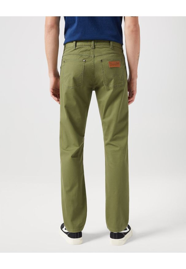 Wrangler - WRANGLER GREENSBORO MĘSKIE SPODNIE MATERIAŁOWE MATERIAŁ OLIVE W112350800