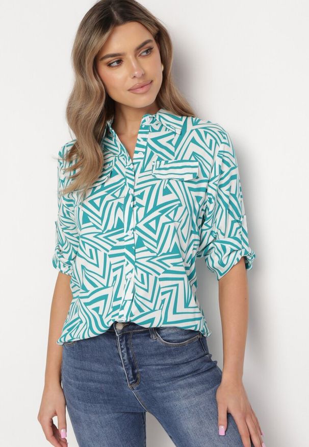 Born2be - Zielono-Biała Koszula z Wiskozy w Fantazyjny Print Valyna. Okazja: na co dzień. Typ kołnierza: dekolt w kształcie V, kołnierzyk klasyczny. Kolor: zielony. Materiał: wiskoza. Długość rękawa: długi rękaw. Długość: długie. Wzór: nadruk. Styl: casual, klasyczny