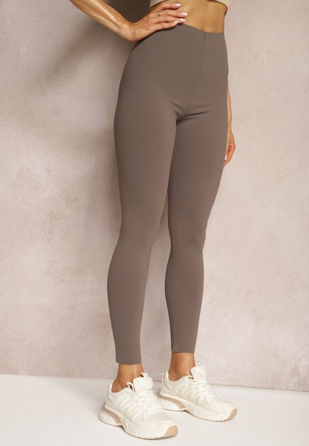 Renee - Brązowe Legginsy High Waist z Gumką w Talii Ovolia. Okazja: na co dzień. Stan: podwyższony. Kolor: brązowy. Materiał: dzianina. Długość: krótkie. Styl: elegancki, casual